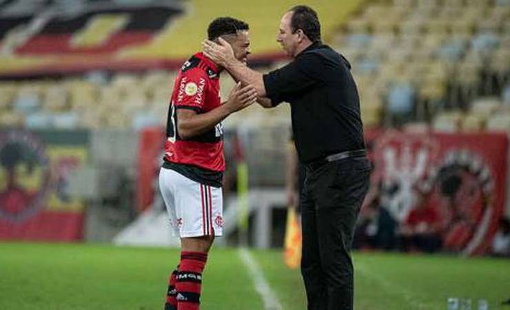 Autor de gol de bicicleta, Muniz lamenta derrota do Flamengo para o Bragantino: 'Vieram por uma bola'