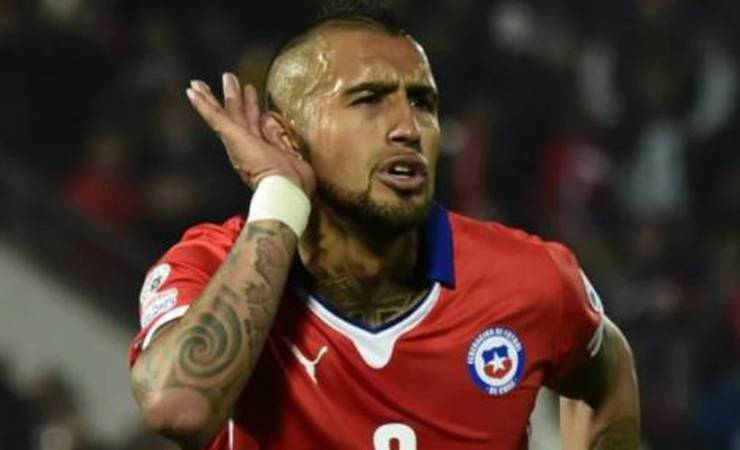Em fim de contrato com a Inter, Arturo Vidal volta a posar com a camisa do Flamengo; veja