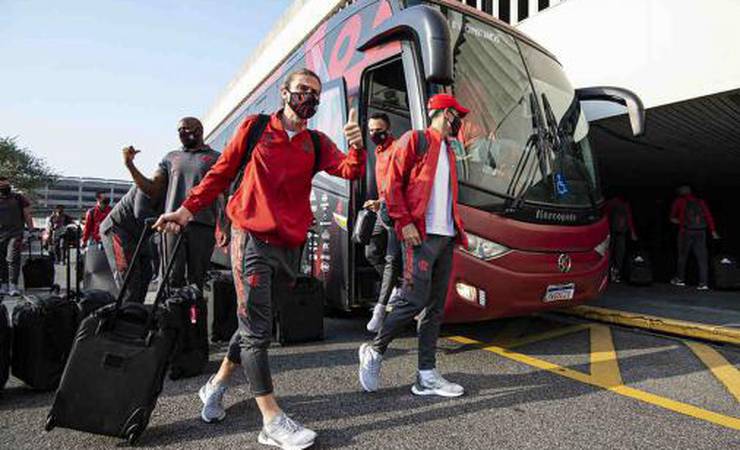 Com dois tabus na mira, Flamengo embarca para enfrentar o Cuiabá pelo Brasileirão