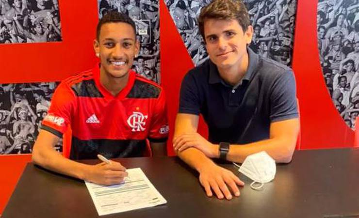 Filho de Beto, Pedrinho assina o primeiro contrato profissional no Flamengo com multa astronômica