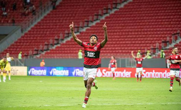 Vitinho iguala melhor marca de gols pelo Flamengo e já é um dos três mais efetivos do elenco; veja números