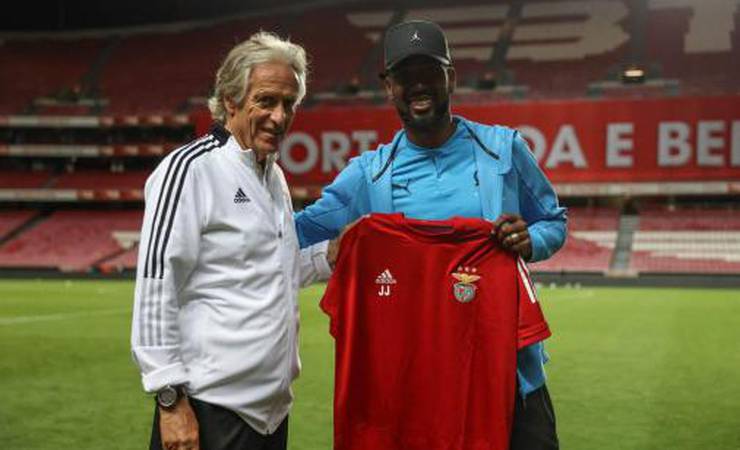 Após reencontro, Gerson recebe presente e relembra período com Jesus no Flamengo: 'Ele me resgatou'