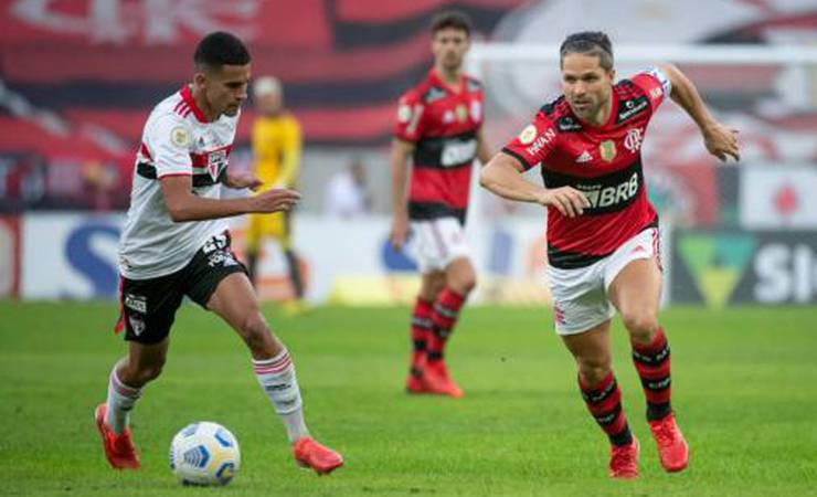 Diego rebate Reinaldo em goleada do Flamengo sobre o São Paulo: 'Você é um velho bobo. Vira homem, otário'