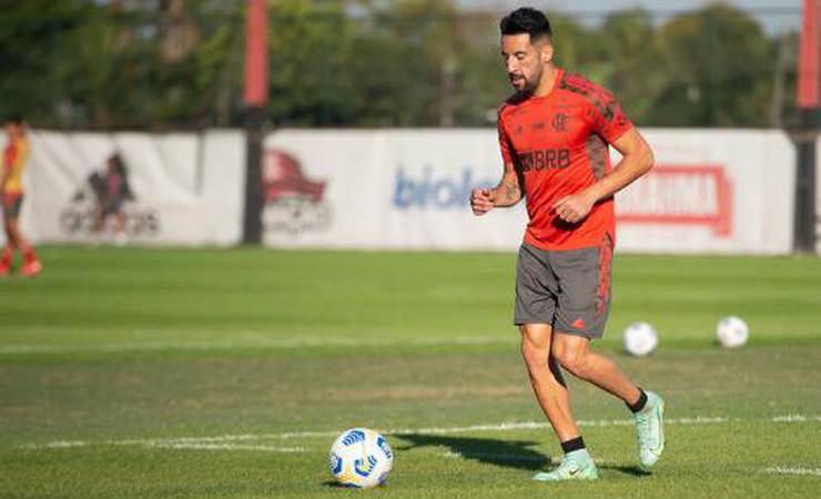Renato Gaúcho comenta críticas a Isla, do Flamengo, e exalta jogador: 'Ele é querido pelo grupo'