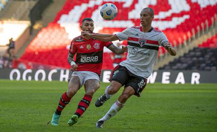 Miranda brinca com jogadores do Flamengo antes de duelo no Maracanã: 'Não quiseram me trazer'