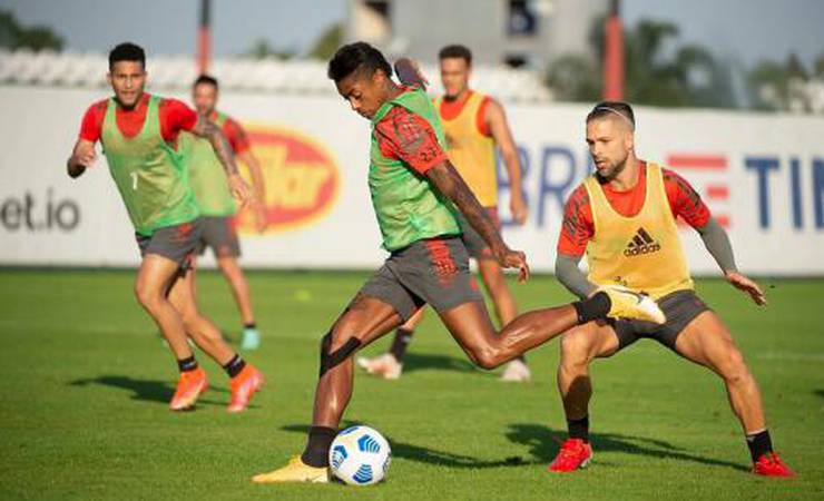 Com titulares em campo, Renato comanda treino tático do Flamengo de olho no ABC
