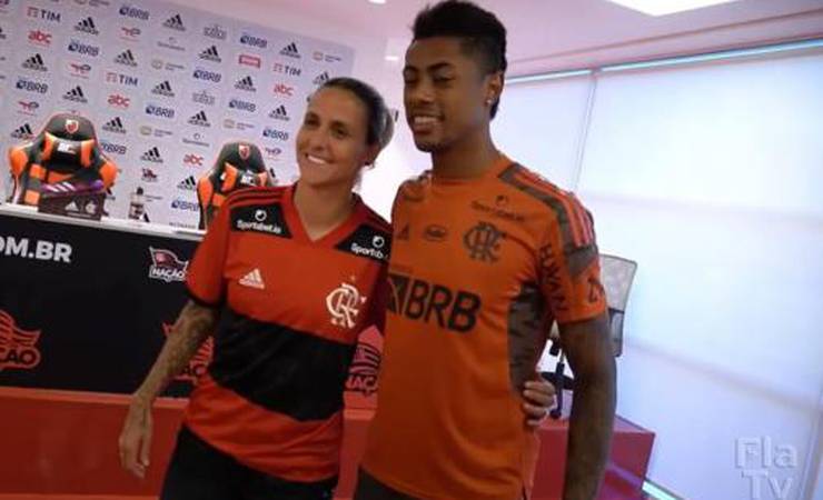 Camisa 27 do time feminino do Flamengo, Darlene encontra ídolo Bruno Henrique e se emociona; veja vídeo