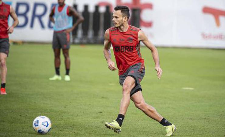 Renê sente novo problema muscular e preocupa Flamengo para sequência na temporada
