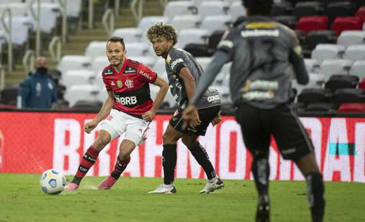 Flamengo se reapresenta de olho no Corinthians, e Renê tem lesão muscular detectada em exame