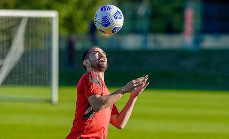 Everton Ribeiro explica importante pedido de Renato Gaúcho e comenta passagem de Ceni: 'Fomos campeões'