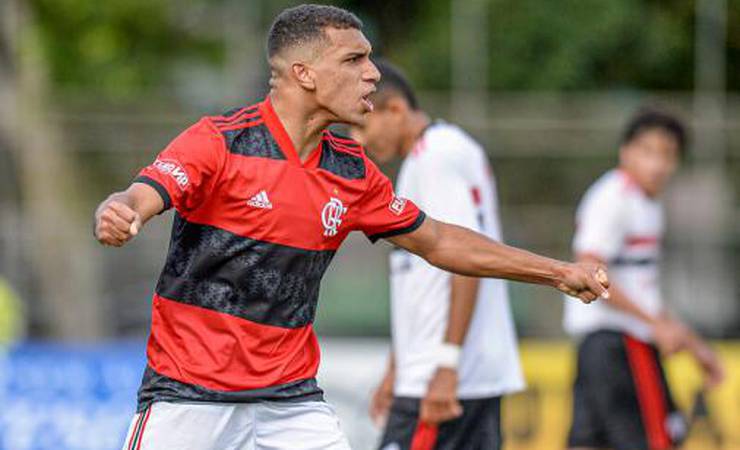 Destaque na campanha do Flamengo, atacante projeta final do Brasileiro Sub-17: 'Foco em busca do título'