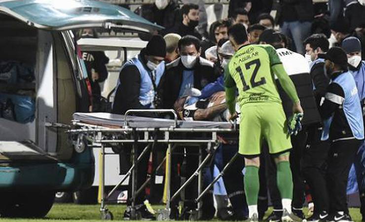 Após sofrer traumatismo craniano, jogador do Olimpia ironiza não expulsão de Arrascaeta, do Flamengo
