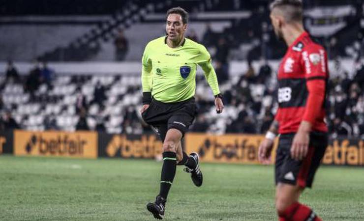 Conmebol divulga imagens e áudio do VAR em lances polêmicos da vitória do Flamengo sobre o Olimpia
