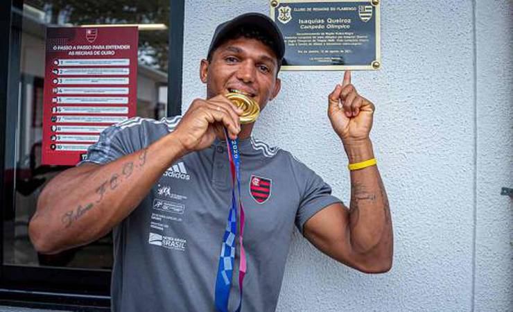 Isaquias Queiroz se emociona em homenagem do Flamengo na Gávea