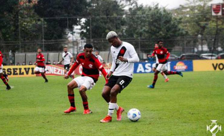 Com um a menos, Flamengo vence o Vasco de virada e entra no G-4 do Brasileiro Sub-20