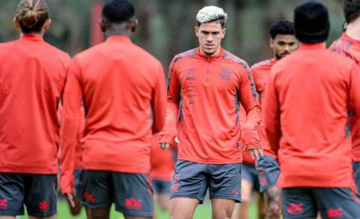 Pedro e Bruno Viana de volta e oito desfalques: Flamengo divulga os relacionados para enfrentar o Sport