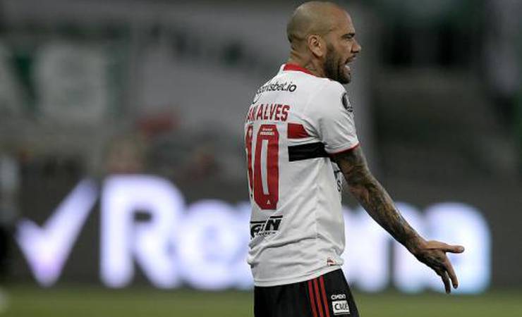 Presidente do Flamengo não descarta contratação de Daniel Alves