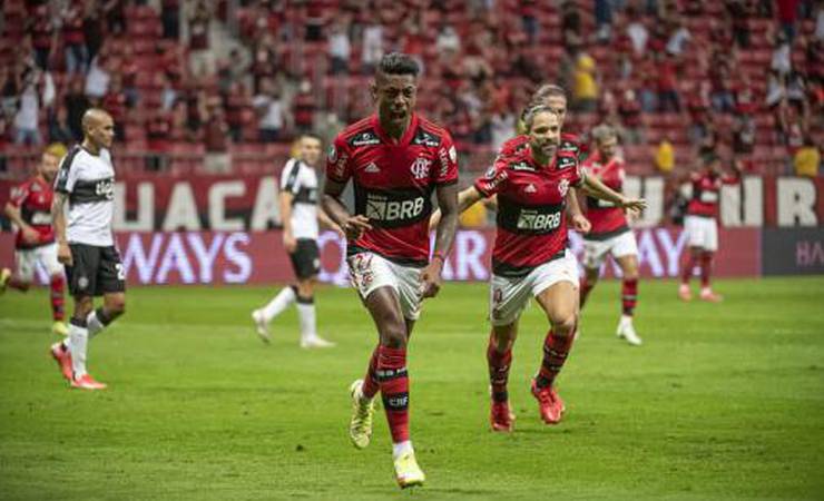 Funcionando em potência total, ataque do Flamengo mostra que reforços precisarão 'suar muito'