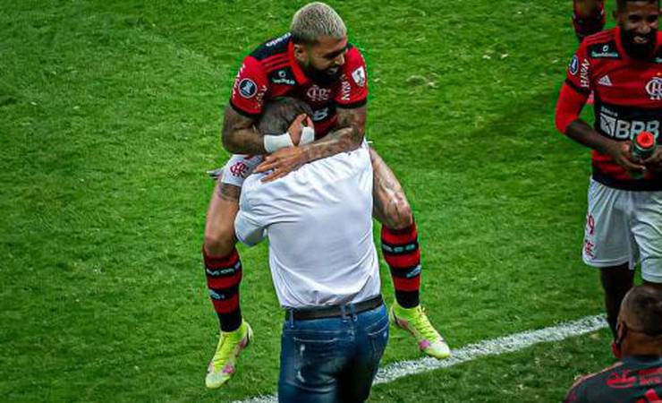 Carinho em Rodinei, brincadeira com Renato: comemorações de Gabigol 'dão o tom' do clima leve no Flamengo