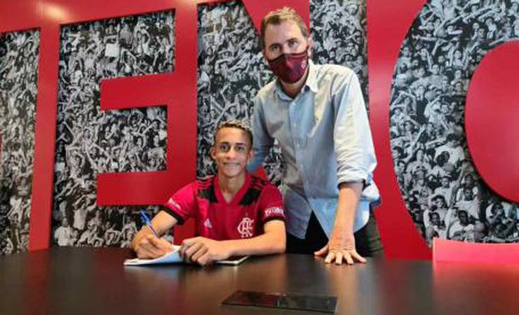 Joia do sub-17, Matheus Gonçalves assina primeiro contrato profissional com o Flamengo: 'Feliz e emocionado'