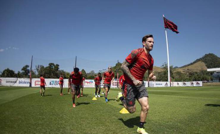 Léo Pereira passa por avaliações no Flamengo e é relacionado para enfrentar o Grêmio
