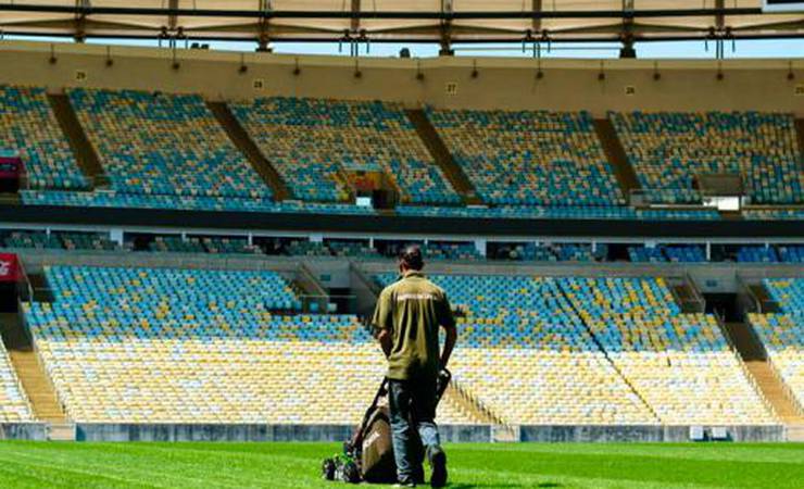 Imagem de TV mostra campo do Maracanã irreconhecível durante plantio de grama híbrida; veja a foto