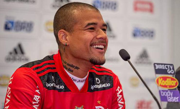 'Flamengo é o maior time da Europa': Apresentação de Kenedy é marcada por momentos virais