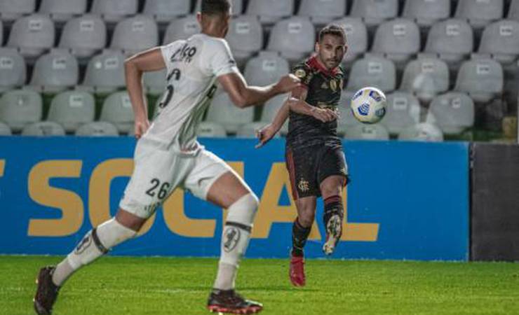 Pedindo passagem! Thiago Maia volta a entrar bem e obtém 100% de precisão nos passes contra o Santos