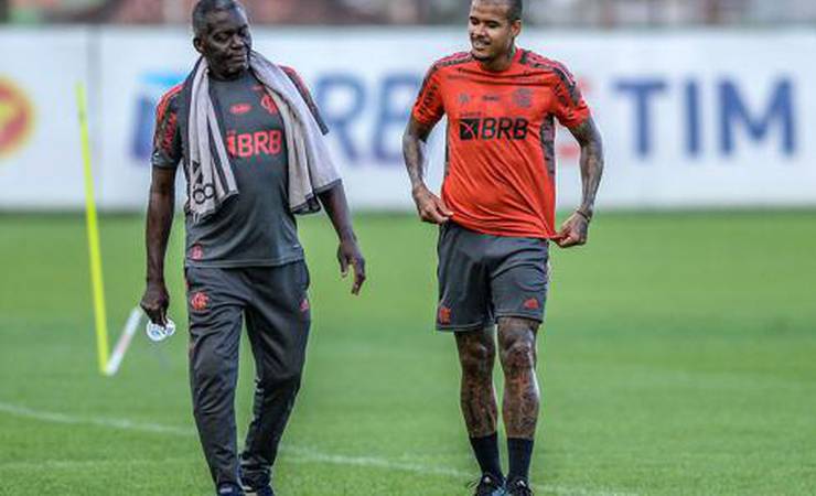 Em dia de folga para o elenco do Flamengo, Kenedy treina no Ninho
