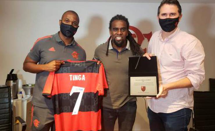Garotos do Ninho recebem e ouvem palestra de Tinga no Ninho do Urubu