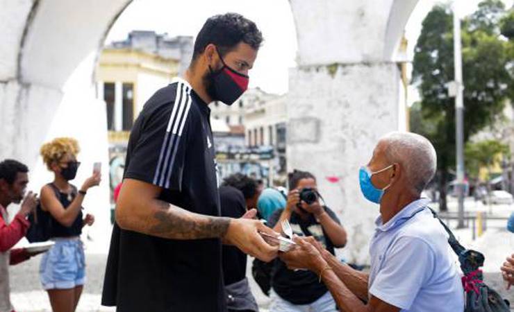 Time de basquete do Flamengo prepara e distribui quentinhas para moradores em situação de rua