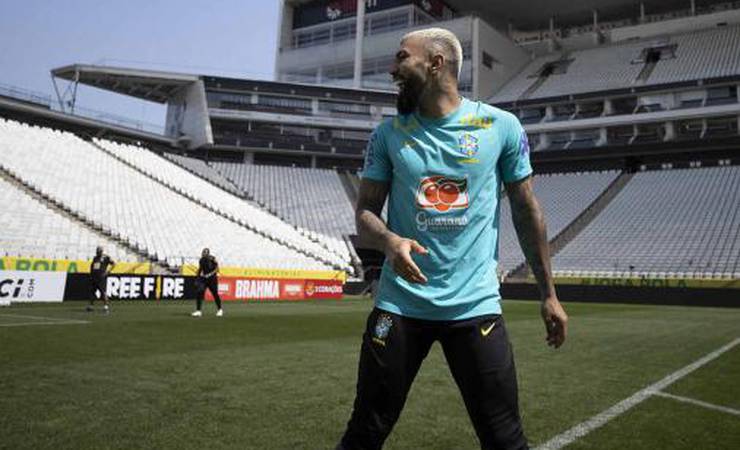 Gabigol brinca com entrada de agentes em campo e revive polêmica do cassino: 'Tem alguma mesa aí?'