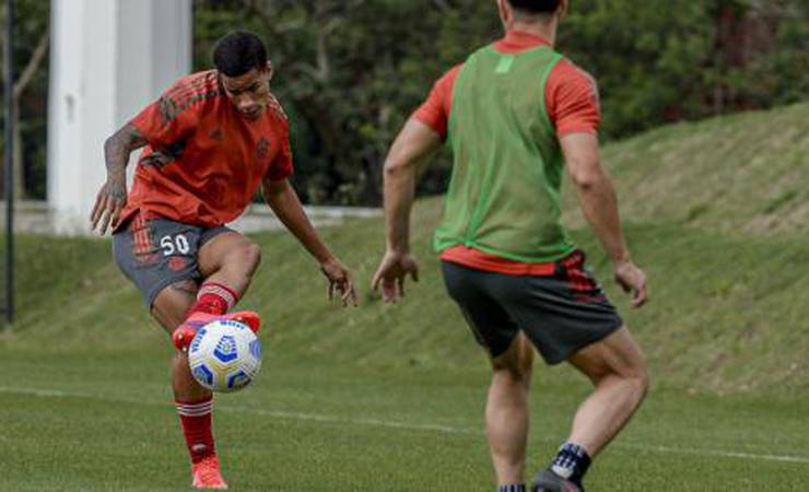 Ausência dos convocados abre espaço para jovens em treino do Flamengo; conheça as caras novas!