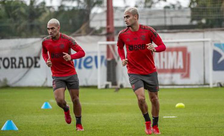 Lateral celebra retorno aos treinos do Flamengo, e volante projeta semana