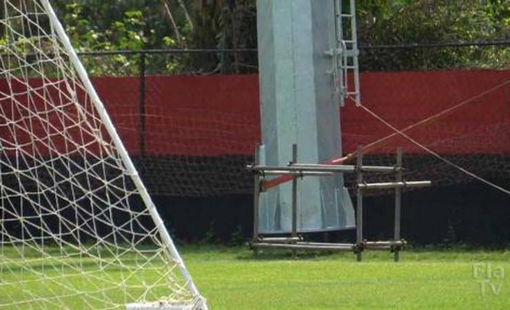 Flamengo conclui instalação das torres no campo 2 do Ninho do Urubu; veja os próximos passos