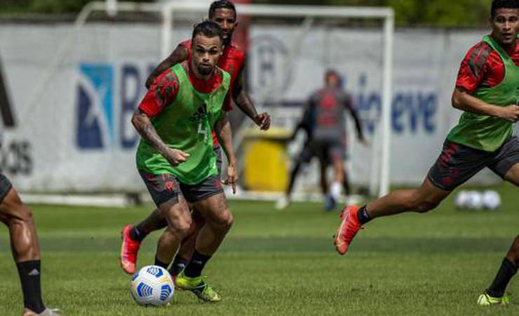 Atacante marca golaço em treino do Flamengo e brinca com bordão: 'Quando o Michael está feio, esquece!'