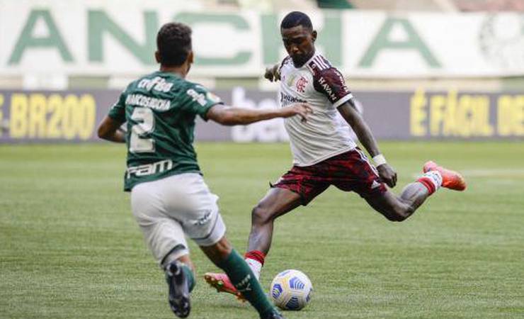 Ramon revela conselhos de Filipe Luís e Renê para evolução defensiva no Flamengo: 'Sempre me ajudando'