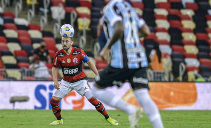 Flamengo é denunciado por cantos homofóbicos da torcida em jogo contra o Grêmio