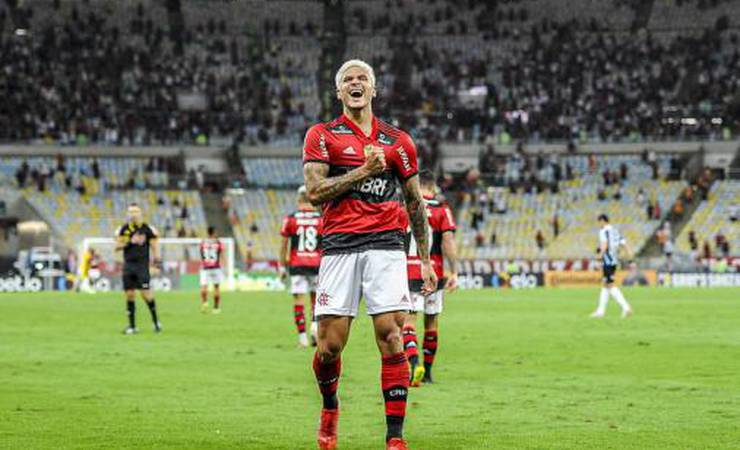Pedro celebra marca de 100 jogos com a camisa do Flamengo: 'Orgulho por toda história escrita'