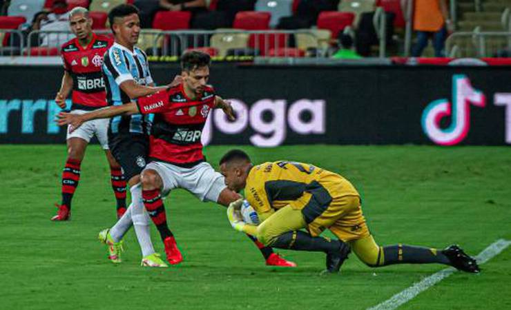 Rodrigo Caio comemora retorno aos gramados e vitória do Flamengo: 'Feliz de poder contribuir'