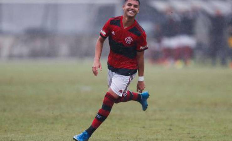 Garoto do Ninho desmente boatos de saída: 'Meu foco foi, é e sempre será defender a camisa do Flamengo'