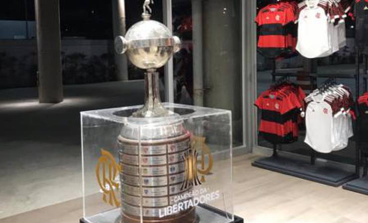 Com réplica da taça da Libertadores e presença da Charanga, loja do Maracanã é inaugurada