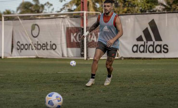 Flamengo: Arrascaeta e Filipe Luís realizam treino com bola no Ninho do Urubu