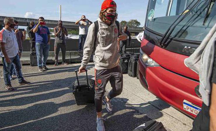 Com Filipe Luís e Arrascaeta, Flamengo embarca para o Equador