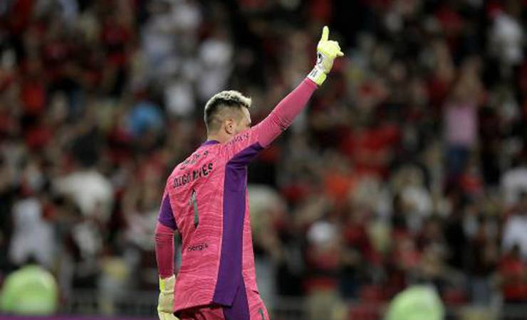 Diego Alves corresponde e mantém brilho em mata-matas pelo Flamengo