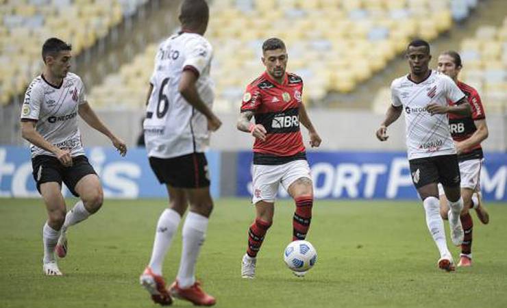 Arrascaeta e Isla, do Flamengo, cumprirão suspensões durante as Eliminatórias Sul-Americanas