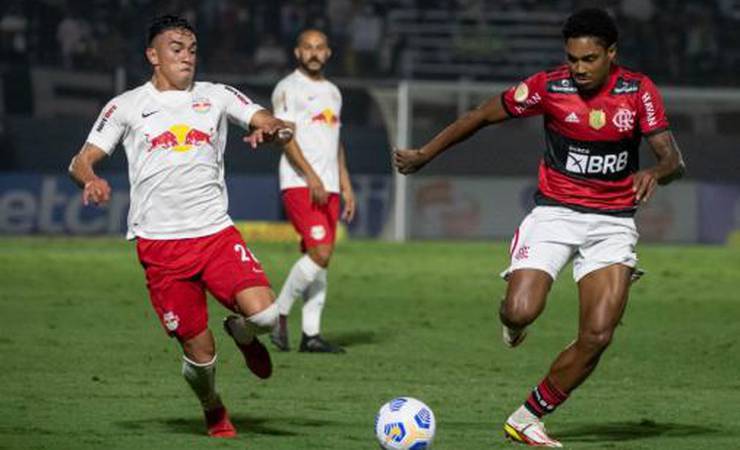Vitinho iguala Arrascaeta e vira líder de assistências do Flamengo na temporada
