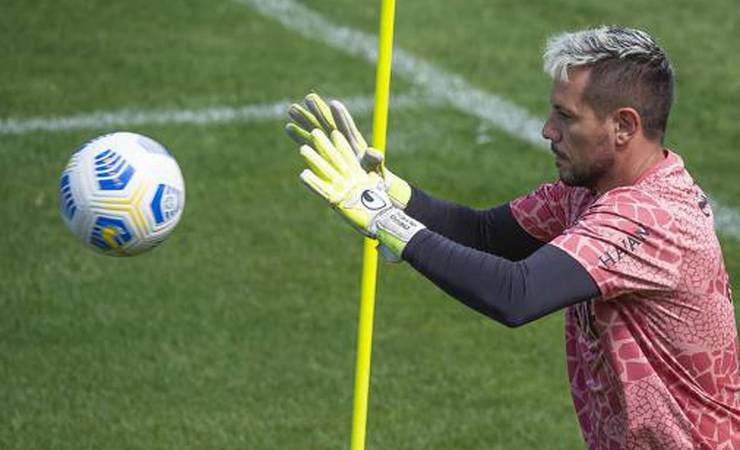 Diego Alves se junta ao grupo em São Paulo e reforça o Flamengo contra o Fortaleza
