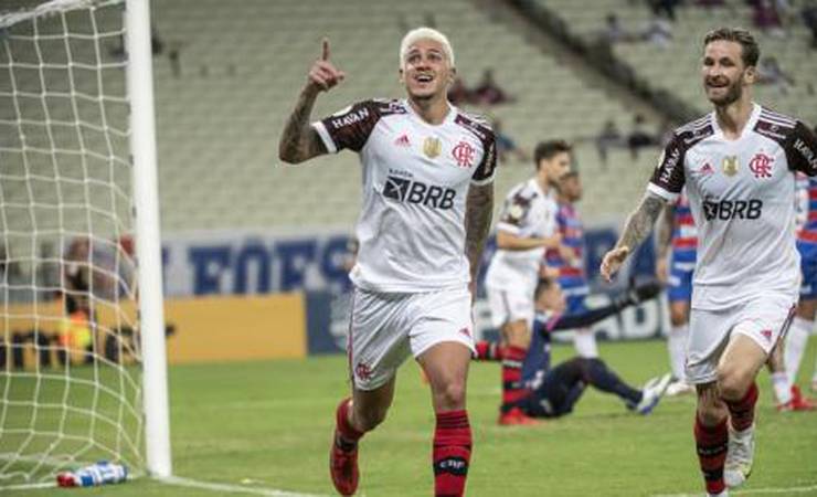 Flamengo supera desfalques e bate o Fortaleza após gols em sequência fulminante no Castelão