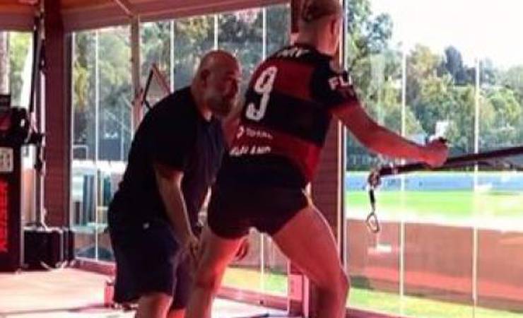 Recuperando-se de lesão, Haaland treina com camisa do Flamengo